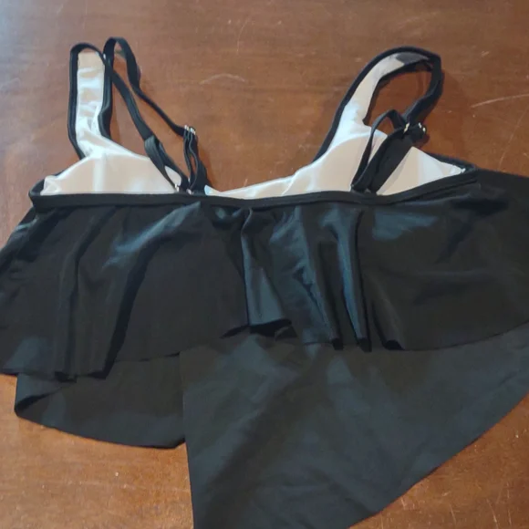 Gorgeous Black Swimming Top Size L - Picture 4 of 5